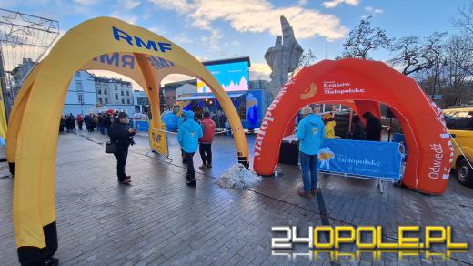 Tłumy w kolejce po choinkę od RMF!