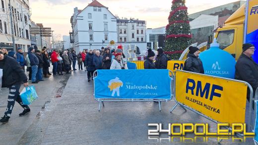 Tłumy w kolejce po choinkę od RMF!
