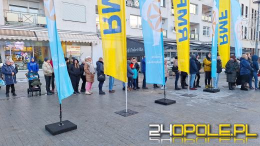 Tłumy w kolejce po choinkę od RMF!