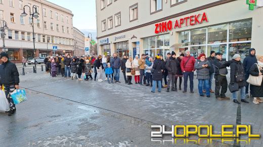 Tłumy w kolejce po choinkę od RMF!