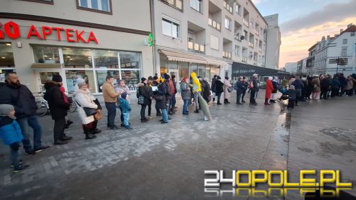 Tłumy w kolejce po choinkę od RMF!