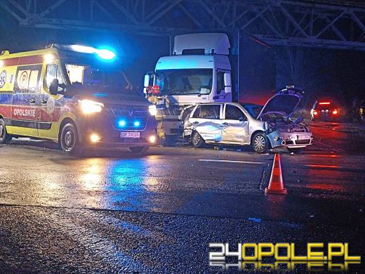 Zderzenie pojazdów ciężarowych i osobówki pod "taśmociągiem" w Zimnicach Małych