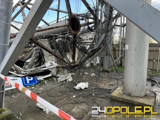 Potężny wiatr zerwał maszt antenowy przy Niemodlińskiej. Krok od nieszczęścia