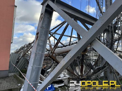 Potężny wiatr zerwał maszt antenowy przy Niemodlińskiej. Krok od nieszczęścia