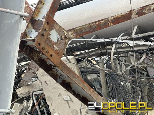 Potężny wiatr zerwał maszt antenowy przy Niemodlińskiej. Krok od nieszczęścia