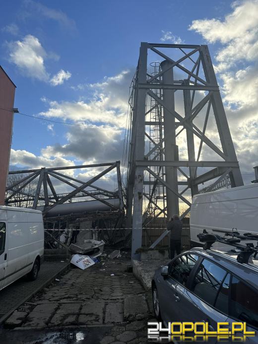 Potężny wiatr zerwał maszt antenowy przy Niemodlińskiej. Krok od nieszczęścia