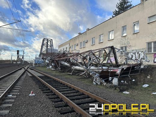 Potężny wiatr zerwał maszt antenowy przy Niemodlińskiej. Krok od nieszczęścia