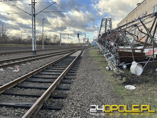 Potężny wiatr zerwał maszt antenowy przy Niemodlińskiej. Krok od nieszczęścia