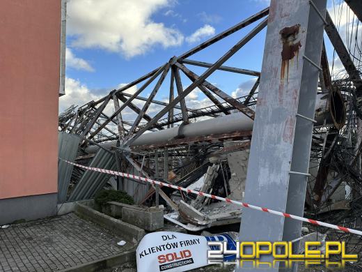 Potężny wiatr zerwał maszt antenowy przy Niemodlińskiej. Krok od nieszczęścia