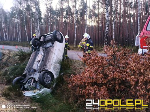 Samochód wypadł z drogi na trasie Popielów - Ładza