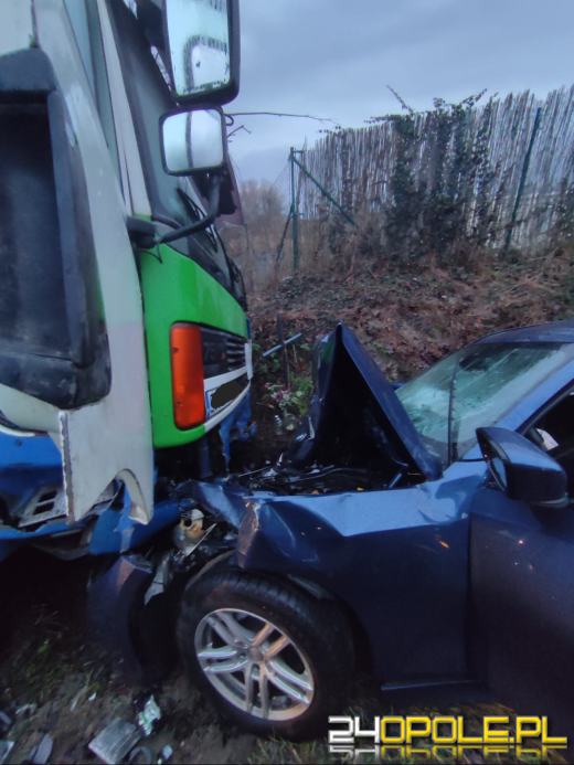Czołowe zderzenie śmieciarki z BMW. Jedna osoba trafiła do szpitala