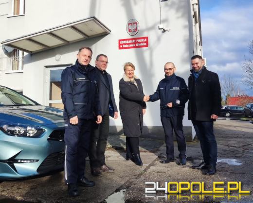Przekazanie nowego, nieoznakowanego radiowozu w Dobrzeniu Wielkim