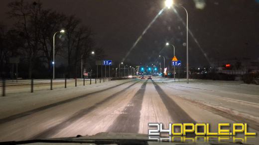 Trudne, zimowe warunki na opolskich drogach. Gdzie są służby?