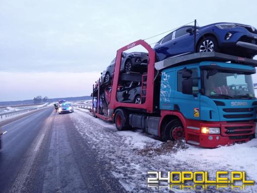 Laweta przewożąca samochody uderzyła w bariery na drodze w powiecie oleskim