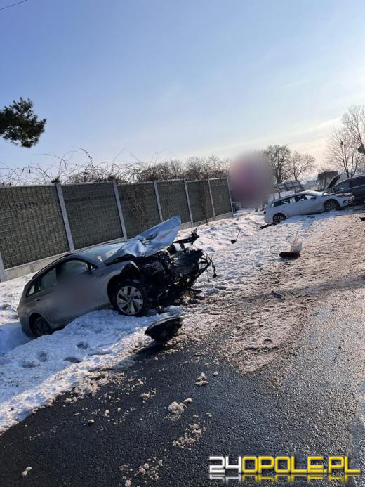 Wypadek w Zimnicach Wielkich na DK45. Jedna osoba trafiła do szpitala