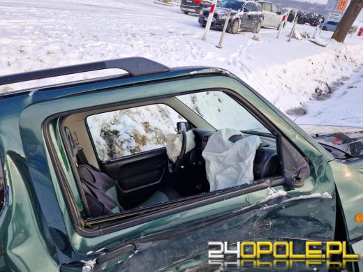 Zderzenie pojazdów w Otmuchowie. Jeden pojazd wpadł do rowu