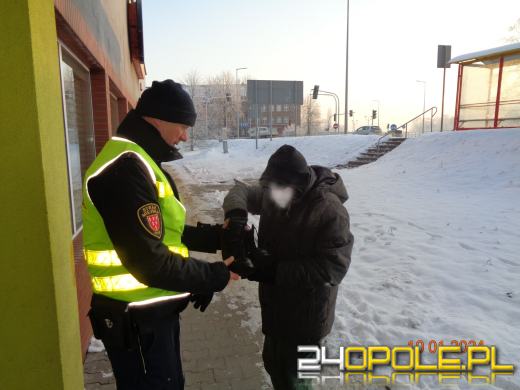 Bezdomny spacerował w klapkach basenowych przy wielkim mrozie. Pomogli Strażnicy Miejscy