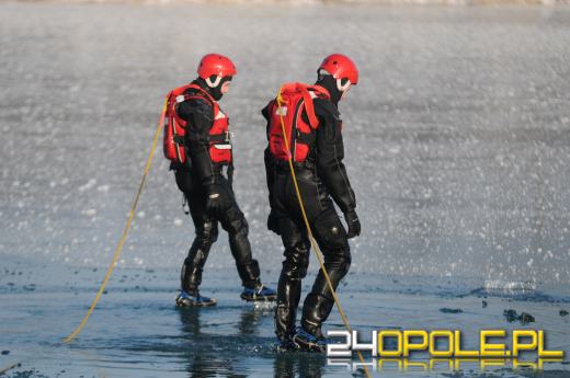 Lód na akwenach - opolscy strażacy ćwiczą ratownictwo lodowe
