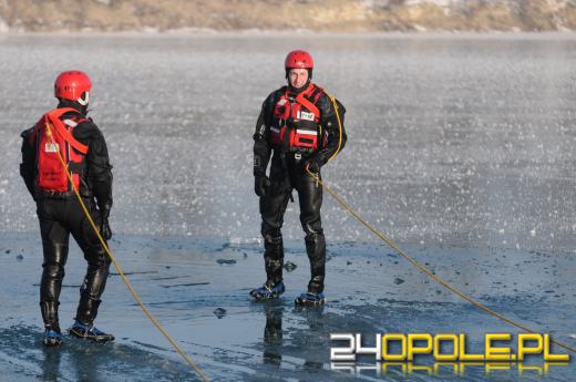 Lód na akwenach - opolscy strażacy ćwiczą ratownictwo lodowe
