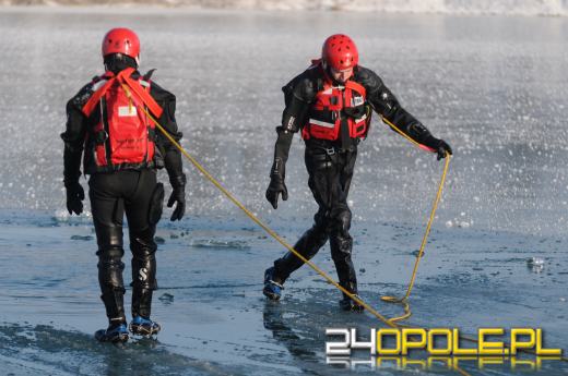 Lód na akwenach - opolscy strażacy ćwiczą ratownictwo lodowe