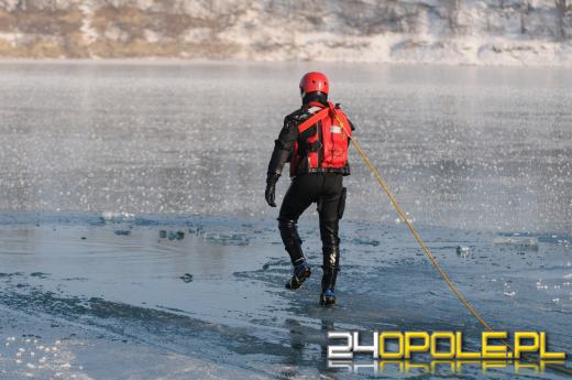 Lód na akwenach - opolscy strażacy ćwiczą ratownictwo lodowe