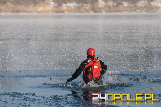 Lód na akwenach - opolscy strażacy ćwiczą ratownictwo lodowe