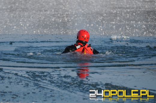Lód na akwenach - opolscy strażacy ćwiczą ratownictwo lodowe