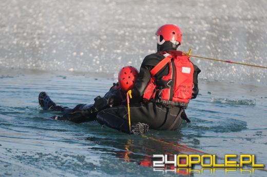 Lód na akwenach - opolscy strażacy ćwiczą ratownictwo lodowe