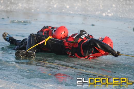Lód na akwenach - opolscy strażacy ćwiczą ratownictwo lodowe