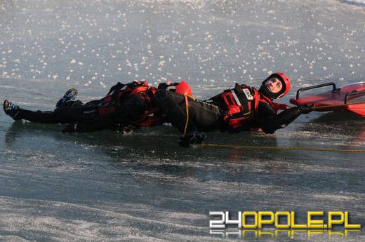 Lód na akwenach - opolscy strażacy ćwiczą ratownictwo lodowe