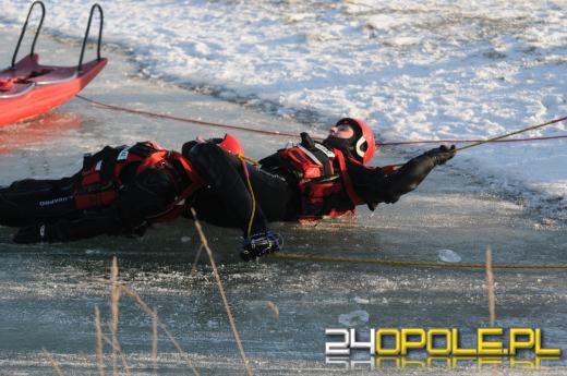 Lód na akwenach - opolscy strażacy ćwiczą ratownictwo lodowe