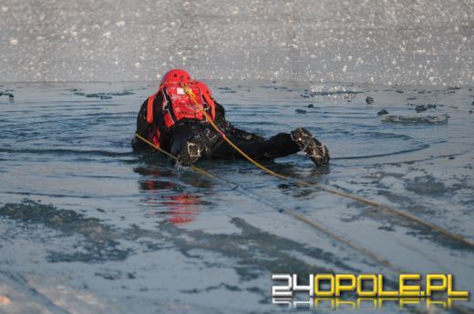 Lód na akwenach - opolscy strażacy ćwiczą ratownictwo lodowe