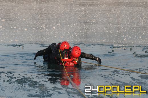 Lód na akwenach - opolscy strażacy ćwiczą ratownictwo lodowe
