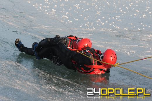Lód na akwenach - opolscy strażacy ćwiczą ratownictwo lodowe