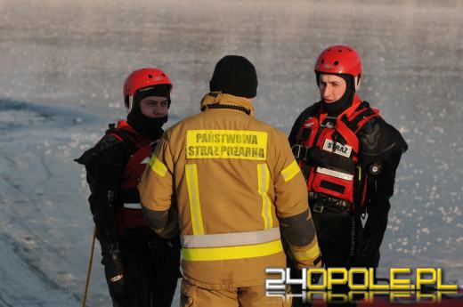 Lód na akwenach - opolscy strażacy ćwiczą ratownictwo lodowe