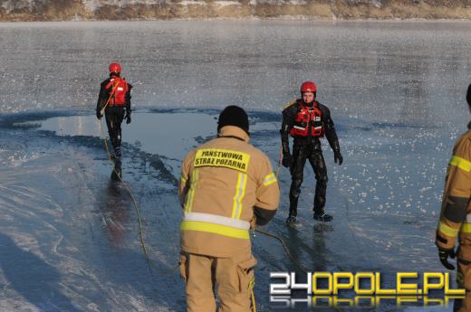 Lód na akwenach - opolscy strażacy ćwiczą ratownictwo lodowe