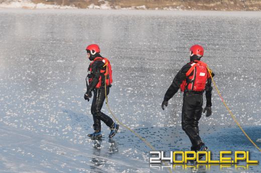 Lód na akwenach - opolscy strażacy ćwiczą ratownictwo lodowe