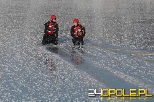 Lód na akwenach - opolscy strażacy ćwiczą ratownictwo lodowe