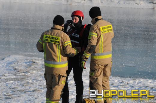Lód na akwenach - opolscy strażacy ćwiczą ratownictwo lodowe
