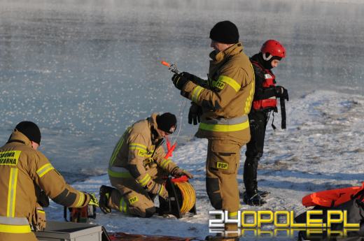 Lód na akwenach - opolscy strażacy ćwiczą ratownictwo lodowe