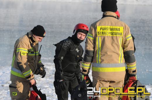 Lód na akwenach - opolscy strażacy ćwiczą ratownictwo lodowe