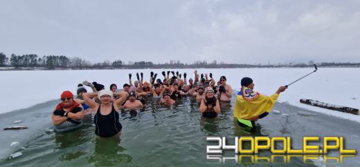 Żeby wejść do wody musieli skuwać lód