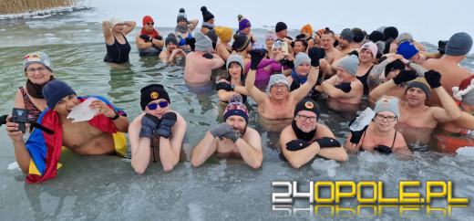 Żeby wejść do wody musieli skuwać lód