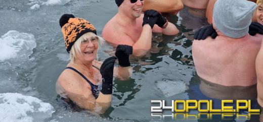 Żeby wejść do wody musieli skuwać lód