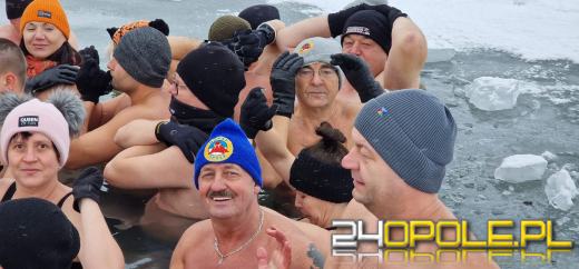 Żeby wejść do wody musieli skuwać lód