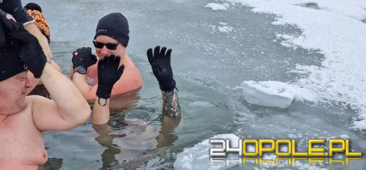Żeby wejść do wody musieli skuwać lód