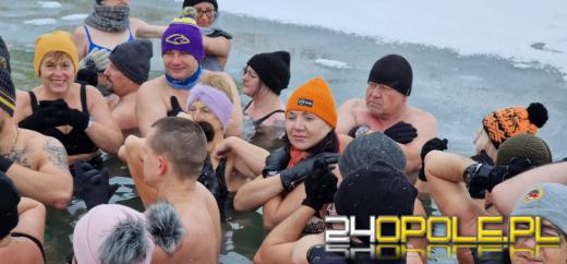Żeby wejść do wody musieli skuwać lód
