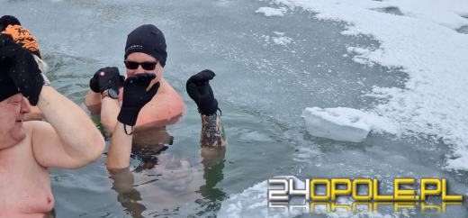Żeby wejść do wody musieli skuwać lód