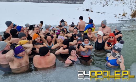 Żeby wejść do wody musieli skuwać lód
