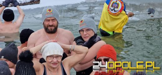 Żeby wejść do wody musieli skuwać lód